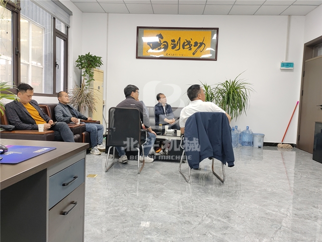 迎接韓國(guó)客戶(hù)來(lái)參觀(guān)綜合破碎機(jī)